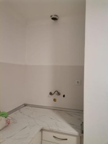 una cucina con bancone bianco e lavandino di Casa Rainha Santa a Estremoz