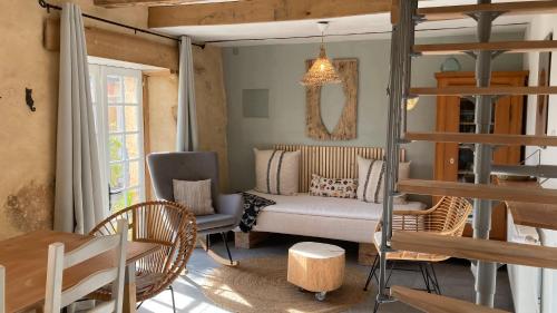a living room with a couch and a bunk bed at Gîte Les Orchidées in Puyvendran