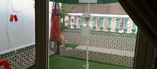 een uitzicht op een balkon vanuit een raam met een paraplu bij Dar Fawaz in Tunis