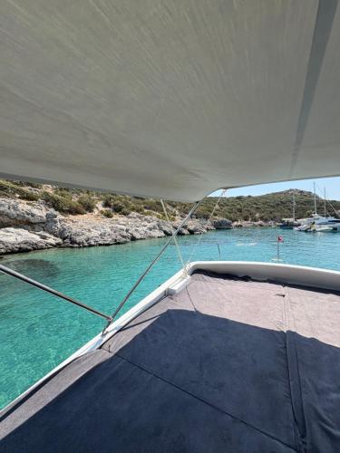 una vista dall'arco di una barca in acqua di KAÇAMAK YACHTiNG a Bodrum City