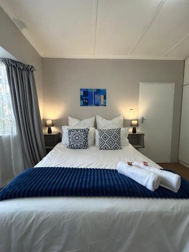 Ένα ή περισσότερα κρεβάτια σε δωμάτιο στο Pin Oak Inn