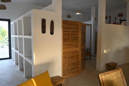 ein Zimmer mit einem großen Holzschrank mit Regalen in der Unterkunft Villa Palmarin Plage&Piscine in Palmarin