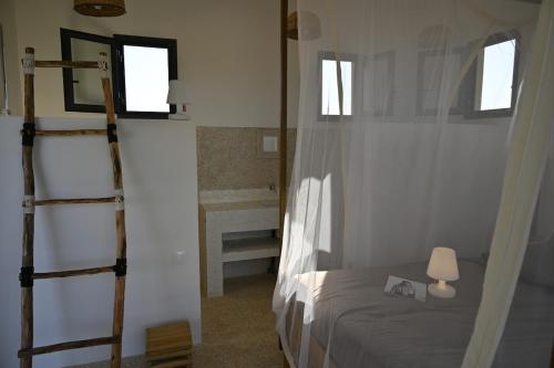 ein Schlafzimmer mit einem Bett und einer Leiter zu einem Etagenbett in der Unterkunft Villa Palmarin Plage&Piscine in Palmarin