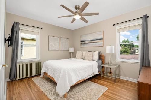 ein Schlafzimmer mit Bett und Deckenventilator in der Unterkunft Modern & Pet Friendly in Kenny – Unit 3 in Richfield