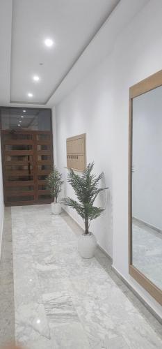 Fotografie z fotogalerie ubytování A one-bedroom apartment with a living room, kitchen, and balcony v destinaci Monastir