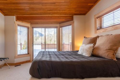 Postel nebo postele na pokoji v ubytování Elk River Estate by Fernie Central Reservations