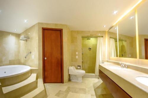 Koupelna v ubytování NH Cali Royal