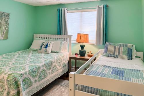 a bedroom with two beds and a table with a lamp at Cherry Fish North in Beulah