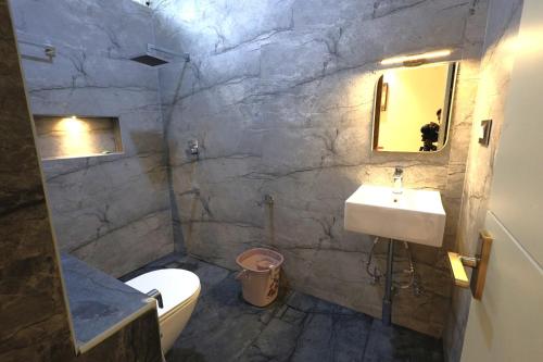 埃尔加德Ozone Hill Resorts的浴室里有白色马桶和洗手池