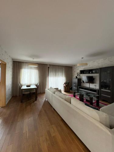 Family friendly flat steps from the Zoo
