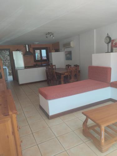 una sala de estar con un sofá y una mesa en Casa Paulonia, en Las Negras