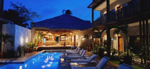 um resort com uma piscina com espreguiçadeiras em Be Caju Hotel em Barra Grande