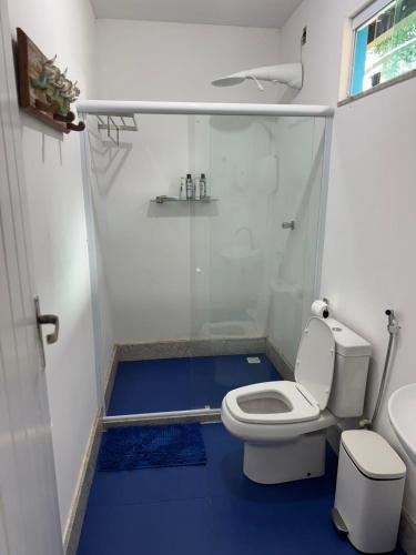 a bathroom with a toilet and a shower at Pousada Villa Felicidade in Guarapari