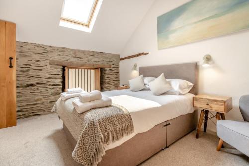 a bedroom with a bed with towels on it at 3 Bed in Machynlleth oc-bow40 in Darowen