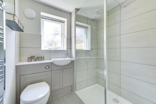 een badkamer met een toilet, een wastafel en een douche bij 3 Bed in Letheringham oc-pclet in Kettleburgh