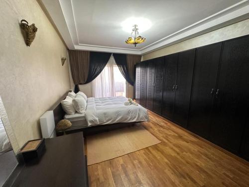 um quarto com uma cama branca e uma janela em Dar Salma em Tânger