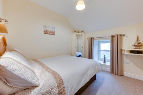 een slaapkamer met een wit bed en een raam bij 3 Bed in Swansea Valley oc-80031 in Pontardawe