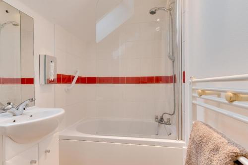 een witte badkamer met een wastafel en een bad bij 3 Bed in Swansea Valley oc-80031 in Pontardawe