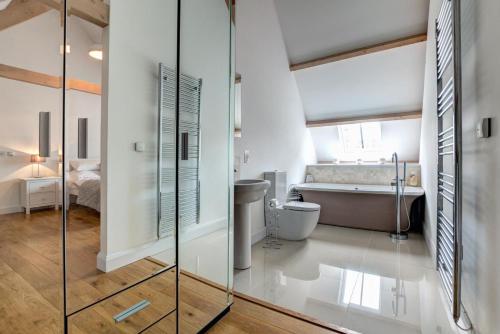 een badkamer met een bad, een toilet en een wastafel bij 4 Bed in Drewsteignton oc-bc2408 in Drewsteignton