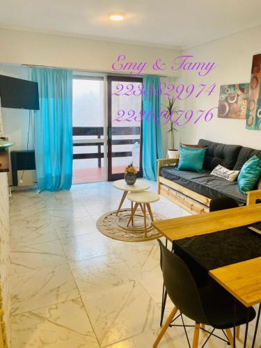 ein Wohnzimmer mit Sofa und Tisch in der Unterkunft Depto Colón y viamonte in Mar del Plata
