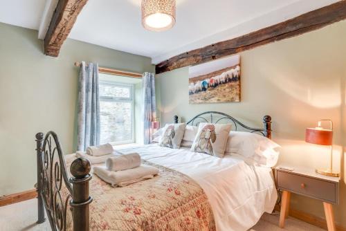 Postel nebo postele na pokoji v ubytování 3 Bed in Askrigg oc-ds1035