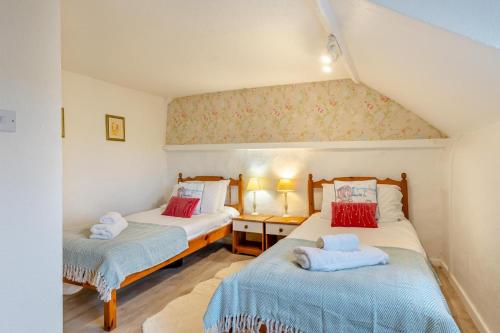 due letti in una piccola stanza con due letti sidx sidx sidx di 3 Bed in Hindringham oc-861 a Hindringham