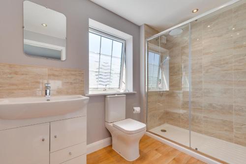 um banheiro com vaso sanitário, pia e chuveiro em 2 Bed in Fowey oc-jackda em Fowey