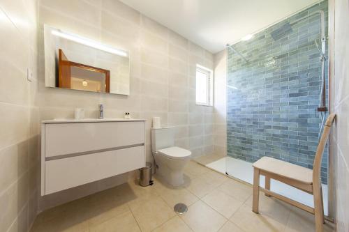 a bathroom with a toilet and a sink and a shower at B75 - Casa Delfim in Alfanzina Carvoeiro in Carvoeiro