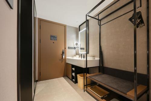 Ένα μπάνιο στο Atour Hotel Shanghai Jing'an North XIzang Road Metro Station