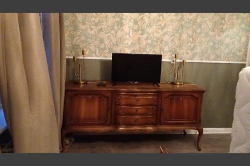 Et tv og/eller underholdning på BoLA Ferienwohnung Hamburg Nr 24 Shabby für 4 Personen, Parkplatz