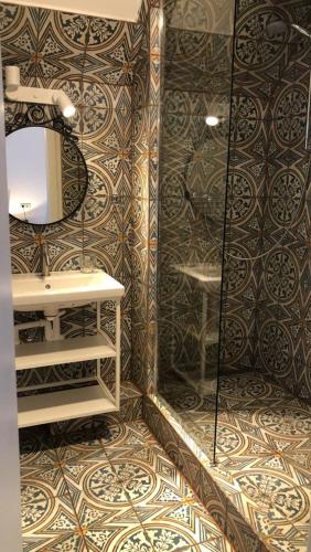 a bathroom with a sink and a mirror at BoLA 20 Fewo Hamburg mit Parkplatz & 2 SZ in Hamburg