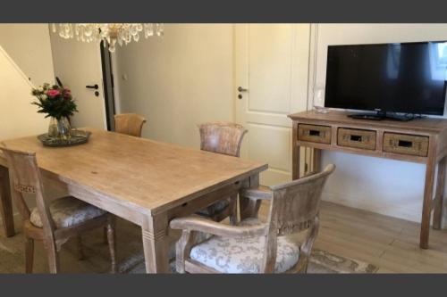 Et tv og/eller underholdning på BoLA Ferienwohnung Hamburg Nr 20 DG für 4 Personen, 2 SZ, Parkplatz