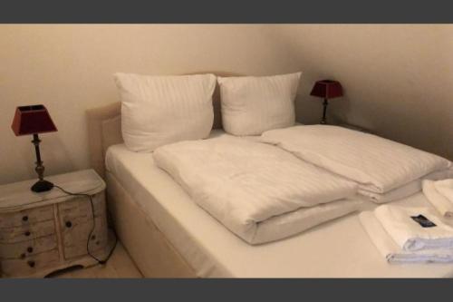 En eller flere senge i et værelse på BoLA Ferienwohnung Hamburg Nr 20 DG für 4 Personen, 2 SZ, Parkplatz