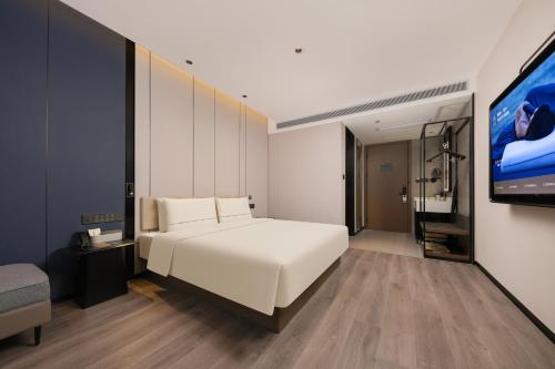 Ένα ή περισσότερα κρεβάτια σε δωμάτιο στο Atour Hotel Shanghai Jing'an North XIzang Road Metro Station