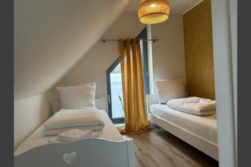 En eller flere senge i et værelse på BoLA Ferienwohnung Hamburg 50a mit Balkon Familienfreundlich für 4 Personen, Parkplatz