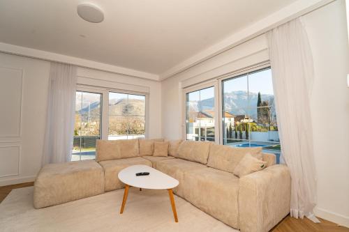 un soggiorno con un divano e un tavolo di Villa Oasis Aria a Mostar