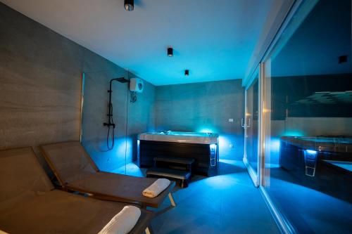 bagno con vasca, lavandino e pianoforte di Villa Oasis Aria a Mostar