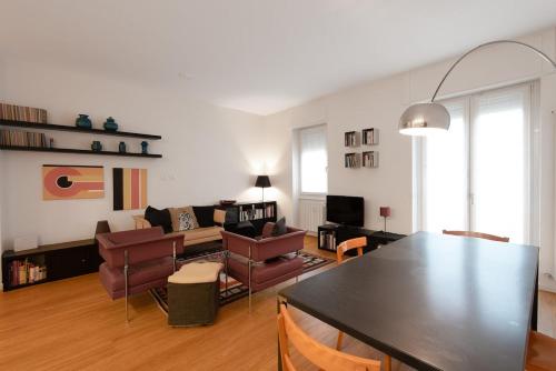 Bright large apartment in Milan
