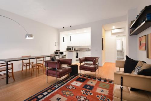 Bright large apartment in Milan