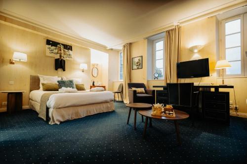 Postel nebo postele na pokoji v ubytování Hôtel Le D'Avaugour