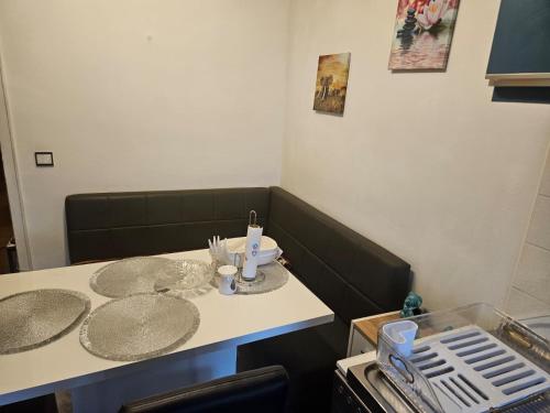 Fotografie z fotogalerie ubytování Gemütliche 2-Zimmer-Ferienwohnung mit Wohnzimmer, Dusche & Küche, Schlafzimmer v destinaci Trier