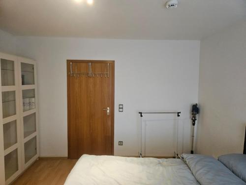Postel nebo postele na pokoji v ubytování Gemütliche 2-Zimmer-Ferienwohnung mit Wohnzimmer, Dusche & Küche, Schlafzimmer