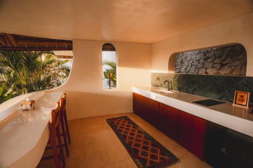 una cucina con un lavello e un bancone con una finestra di Mambo Villas a Kuta Lombok