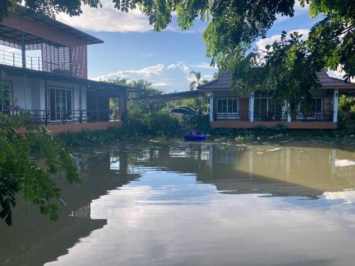 Výhled na řeku, která protéká v blízkosti ubytování v soukromí