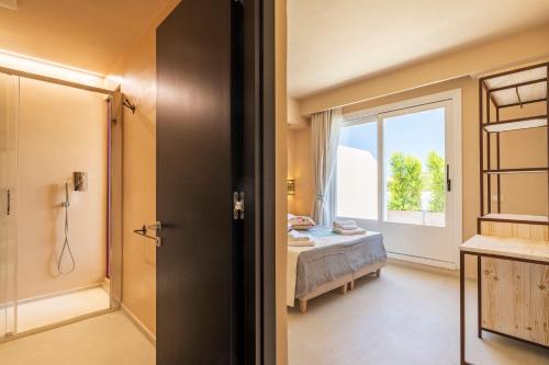 La salle de bains est pourvue d'un lit et d'une fenêtre. dans l'établissement Nostalgia, à Tortolì