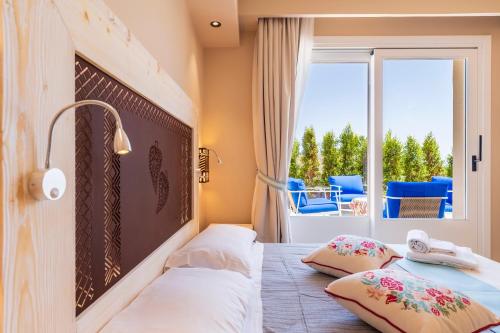 deux lits dans une chambre avec balcon dans l'établissement Nostalgia, à Tortolì