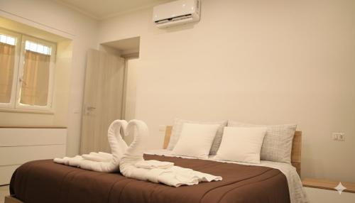 En eller flere senge i et værelse på LUXURY BRILLIANT SISTERs