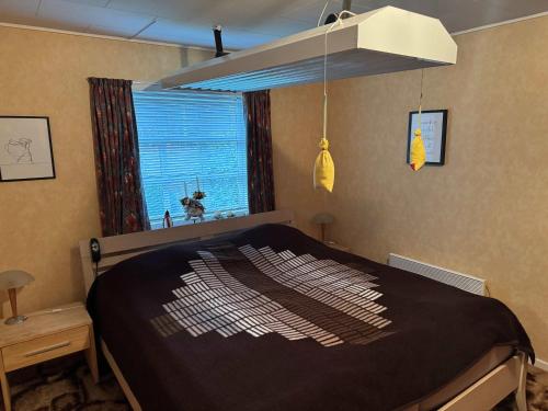 een slaapkamer met een bed en een raam bij Summerhouse in Liseleje in Liseleje