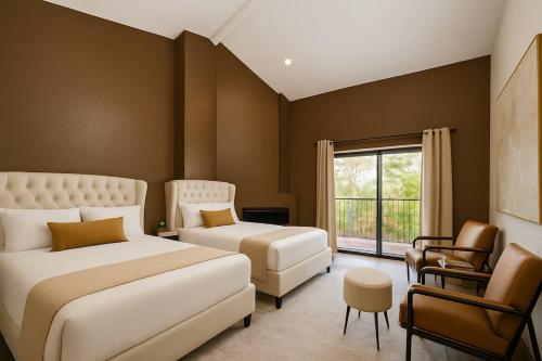 une chambre avec deux lits et une chaise et une fenêtre dans l'établissement Huge Ceilings Pool Piano ART, à Dallas