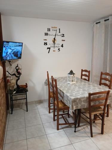 TV a/nebo společenská místnost v ubytování Escale de Cravant